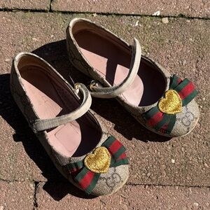 Gucci Beige Logo Girls' Mary Jane Flats with Red-Green Ribbon & Gold Heart